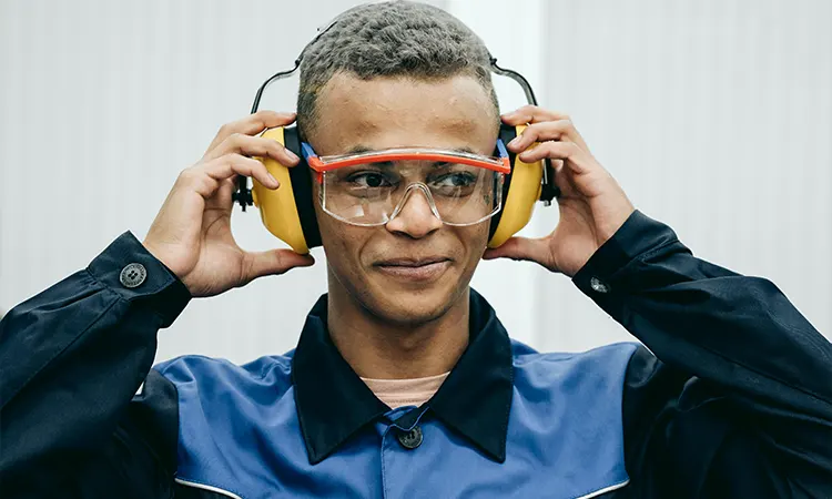 Gürültüye Bağlı İşitme Kaybı Nedir? Belirtileri, Tedavisi ve Hangi İşitme Cihazı Kullanılmalı? 